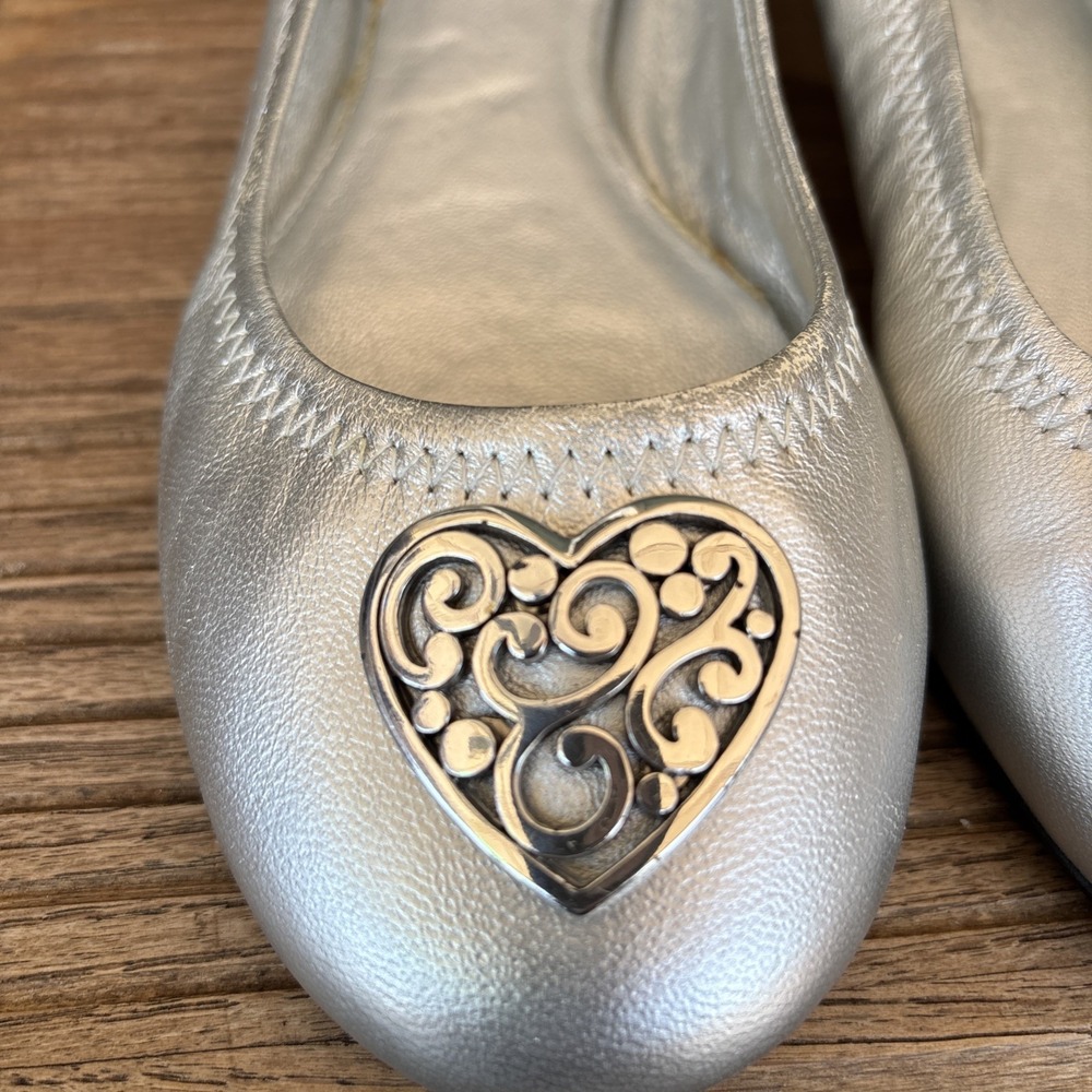 Brighton Heart Medallion Metallic Silver Ballet Flats Women's Shoes 10 B - Picture 3 of 12